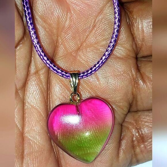 Beautiful glass heart necklace for women and girls - Picture 2 of 6